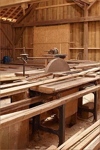 Intérieur de la halle de sciage, déligneuse circulaire, détail.