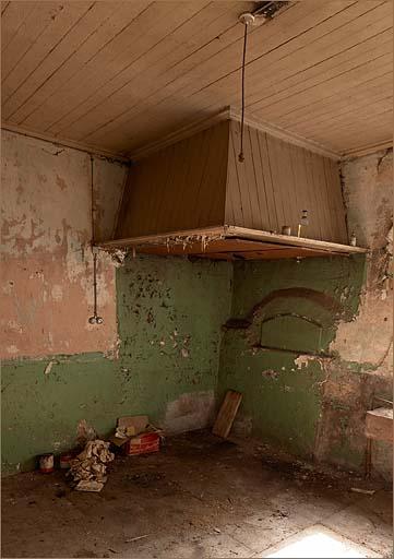 Logement, cuisine : cheminée et entrée du four à pain.