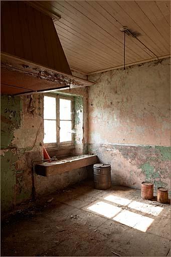 Logement, cuisine : pierre à eau et cheminée.