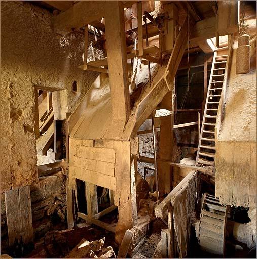 Sous-sol de la halle de sciage, vue rapprochée.