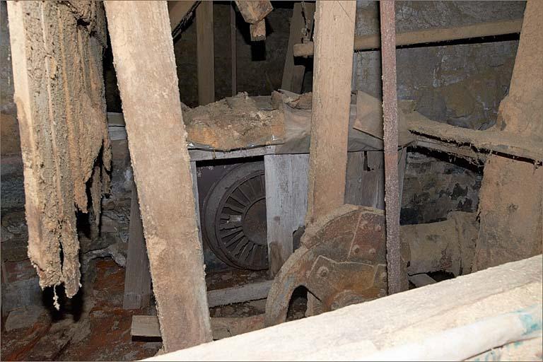 Sous-sol de la halle de sciage, turbine Girard.
