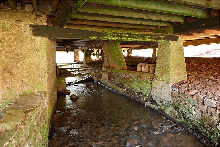 Canalisation du ruisseau sous la halle.