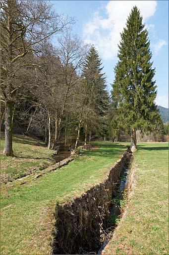 Canal de décharge et ruisseau.