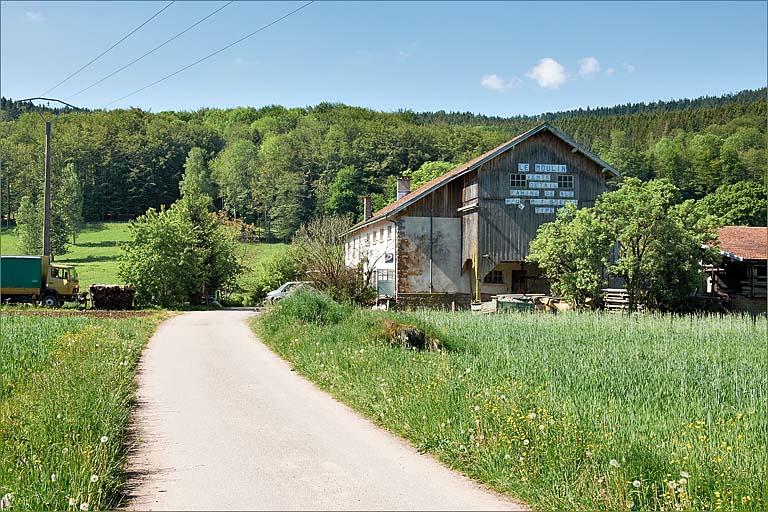 Elévation latérale, vue de trois-quarts gauche.