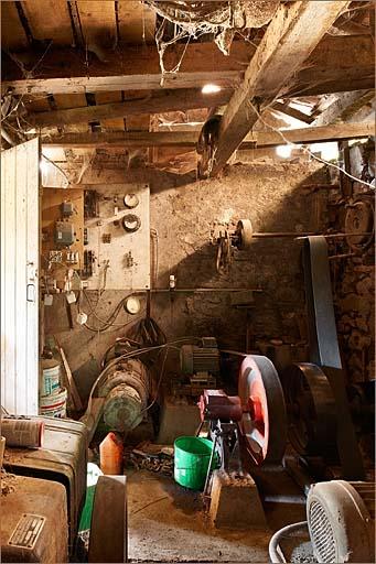 Bâtiments annexes, intérieur, turbine et génératrice de courant électrique.