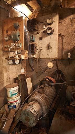 Bâtiments annexes, intérieur, génératrice de courant électrique.