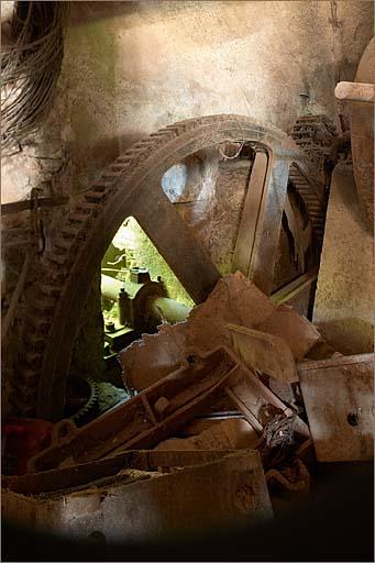 Bâtiments annexes, intérieur, axe et roue dentée de l'ancienne roue hydraulique.