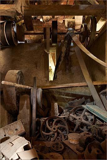Bâtiments annexes, intérieur, axe de transmission de l'ancienne roue hydraulique.