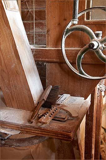 Intérieur de la minoterie, 1er étage, brosse du plansichter.