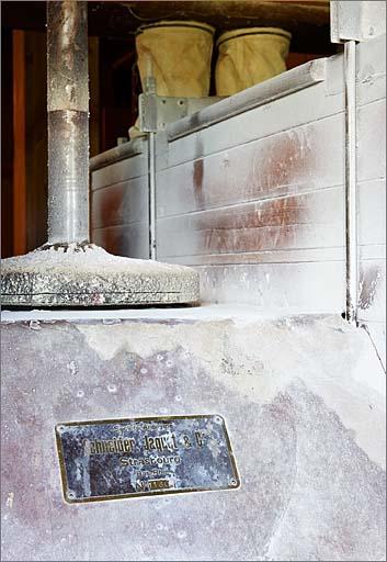 Intérieur de la minoterie, 1er étage, plaque de constructeur du plansichter.