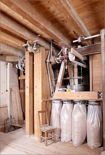 Intérieur de la minoterie, 1er étage, ensachage du grain.
