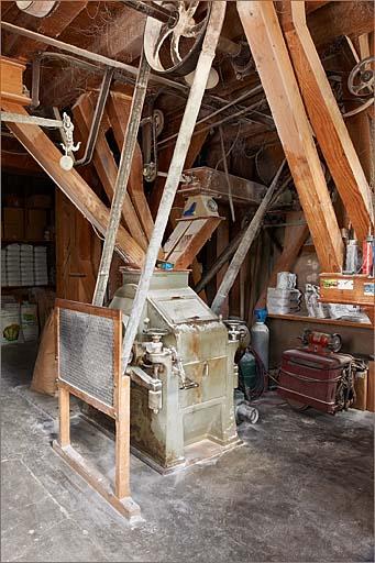 Intérieur de la minoterie, rez-de-chaussée, vue d'ensemble du broyeur-convertisseur.