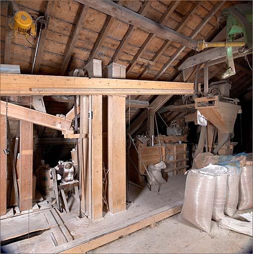Intérieur de la minoterie, combles, tête des chaînes à godets, détacheur et humidificateur à grains.