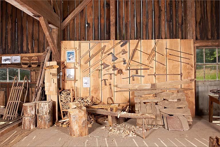 ensemble d'outils de charpentier et de fabricant de bardeaux.
