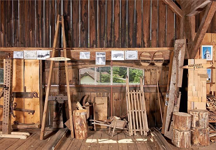 Outils de débardeur : haches, cric, scie égoïne, passe-partout, crochet à anneau, gaffe, pelote