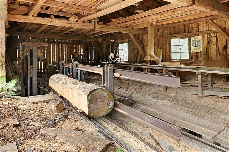 Intérieur de la halle, vue d'ensemble de la scie de côté.