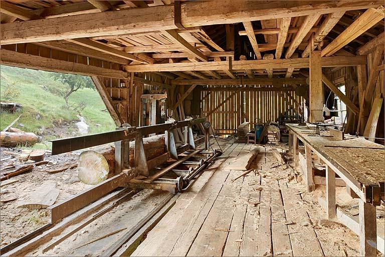 Intérieur de la halle, vue d'ensemble des machines.