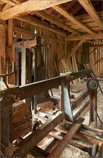 Intérieur de la halle, scie de côté, scie et chariot.