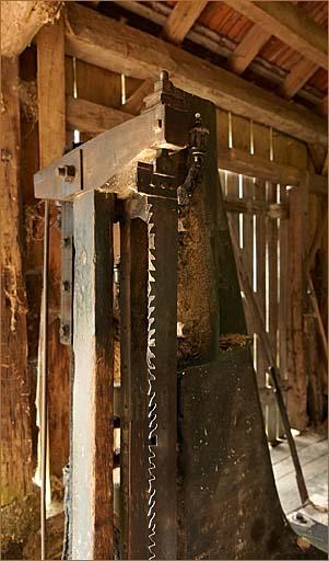 Intérieur de la halle, scie de côté, détail de la lame