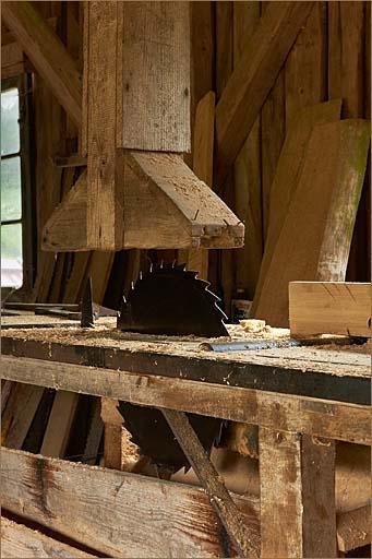 Intérieur de la halle, scie circulaire déligneuse, détail de la lame.