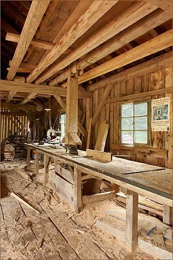 Intérieur de la halle, scie circulaire déligneuse.