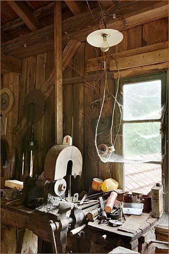 Intérieur de la halle, atelier d'affutage.