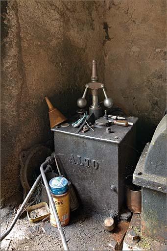 Sous-sol, régulateur à boules associé à la turbine.