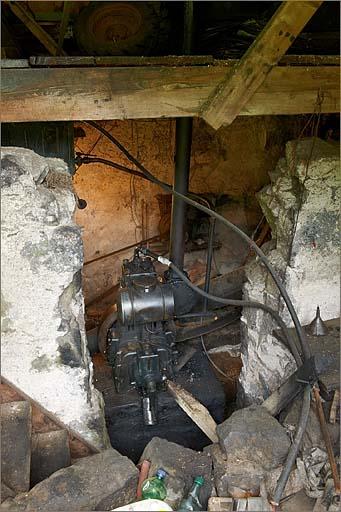 Sous-sol, moteur monocylindre diesel Moes (fabriqué à Waremme, Belgique) et conduite forçée.