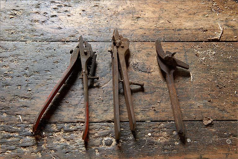 Intérieur de la halle, atelier d'affutage, pinces à avoyer.