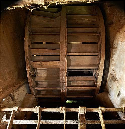 Roue de poitrine double et vanne d'alimentation.