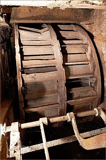 Roue hydraulique verticale de poitrine double