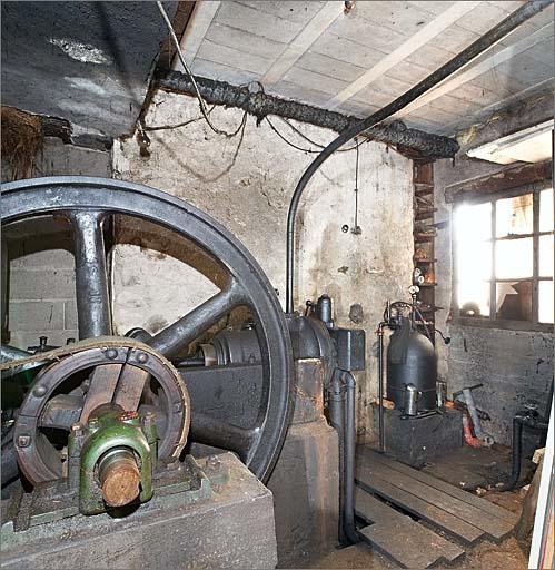 sous-sol, moteur diesel Ruston, volant d'entrainement.