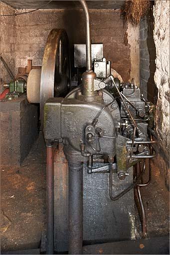 sous-sol, moteur diesel Ruston, tête du cylindre.