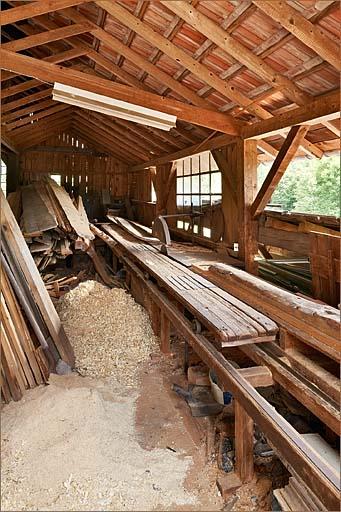 Intérieur de la halle, scie circulaire déligneuse et son chariot.