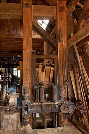Intérieur de la halle, rouleau dédoubleur, fabriqué par H & A Beyer à Saint-Dié.