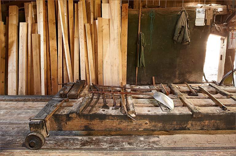 Halle de sciage, extrémité du chariot du haut-fer, outils.