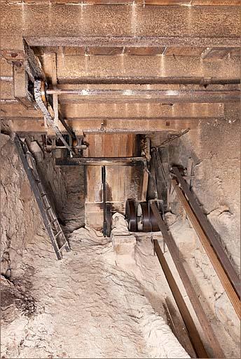 Sous-sol de la scierie, embiellage du haut-fer et courroies.