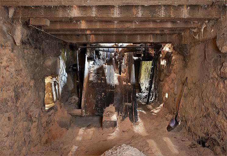 Sous-sol de la scierie, embiellage du haut-fer, 'hayotte' à sciure.