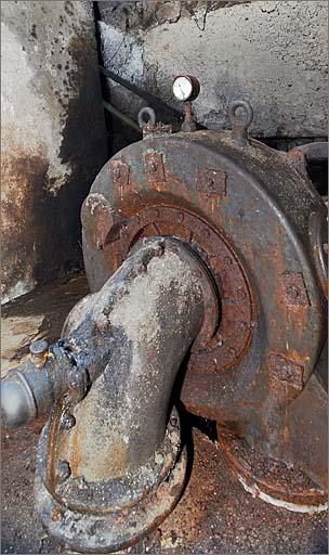 Sous-sol, turbine de type Francis, fabriquée par Alfred Duchène à Fresse-sur Moselle.