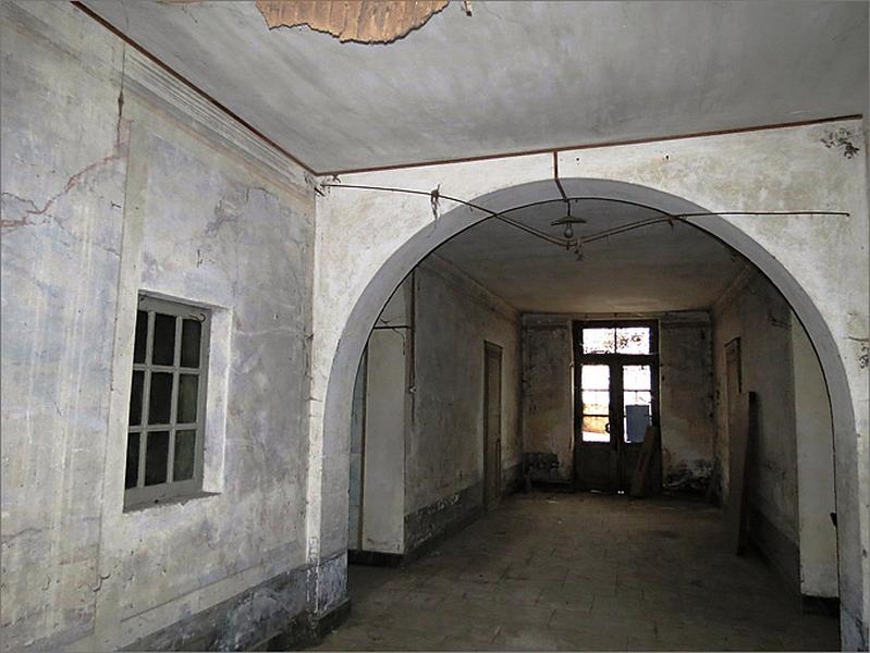Relais de poste, bât. 1, entrée, ensemble trois quarts droit.