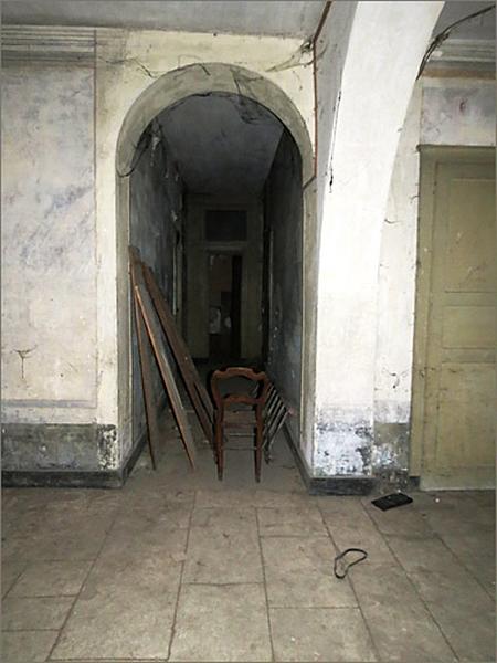 Relais de poste, bât. 1, entrée, couloir transversal droit, ensemble face.