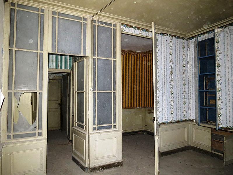 Relais de poste, bât. 1, rez-de-chaussée, pièce sur jardin, ensemble trois quarts gauche.