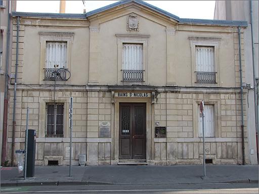 Façade antérieure sur la rue Saint-Nicolas, ensemble face.