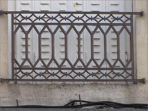 Façade antérieure sur la rue Saint-Nicolas, détail d'un garde-corps.