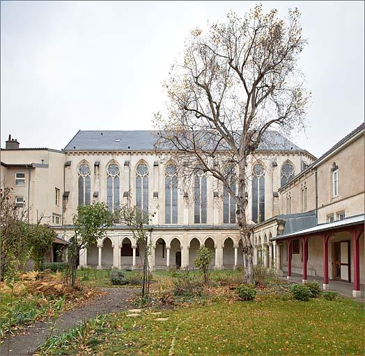 Vue des bâtiments depuis le jardin du cloître : galeries Nord et Est du cloître et côté Sud de l'église.