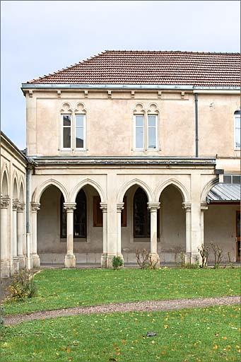 Vue des bâtiments depuis le jardin du cloître : galerie Est et bâtiment conventuel.