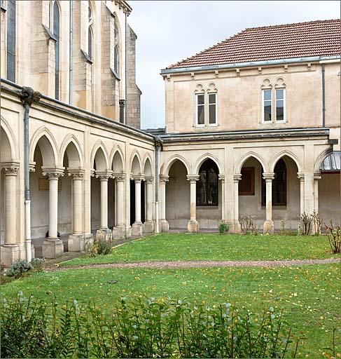 Vue des bâtiments depuis le jardin du cloître : galeries Nord et Est.