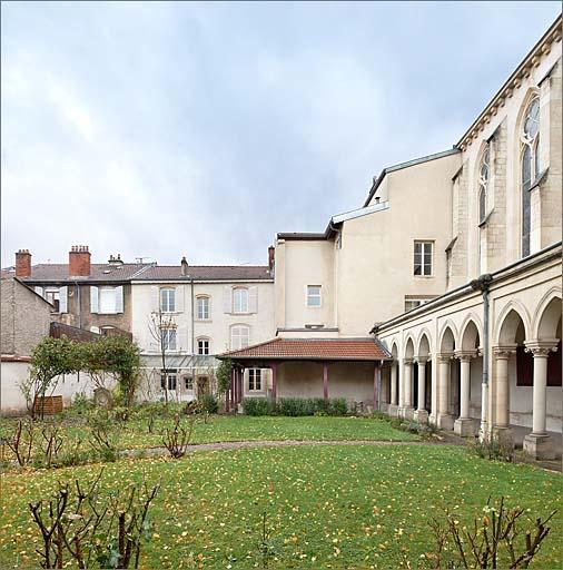 Vue des bâtiments depuis le jardin du cloître : galerie Nord du cloitre et maison de la rue Sainte-Anne.