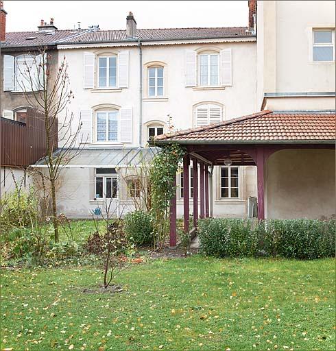 Vue des bâtiments depuis le jardin du cloître : maison de la rue Sainte-Anne (façade postérieure).