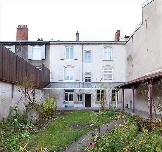 Façade postérieure, ensemble face depuis le jardin du cloître.